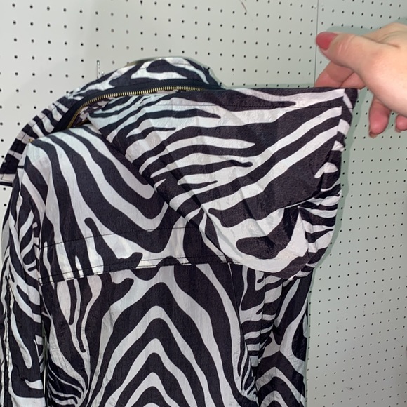 NWT G.E.T. Women’s XS Zebra Print LightWeight Water Resistant Hidden Hood Jacket - Picture 5 of 16